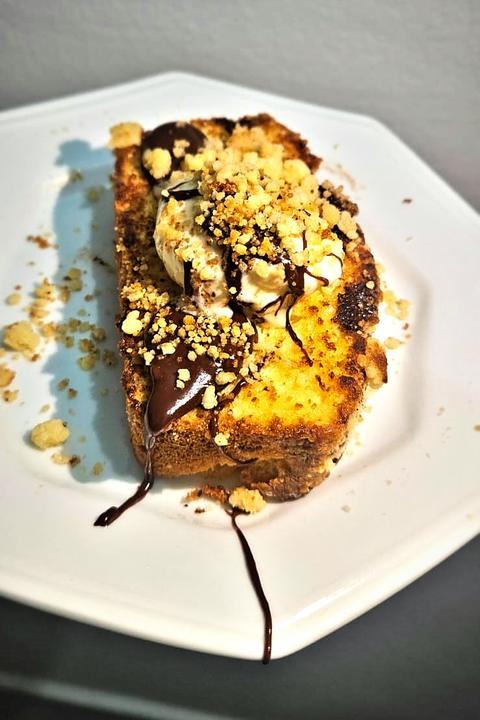 Cuca caseira com sorvete e ganache