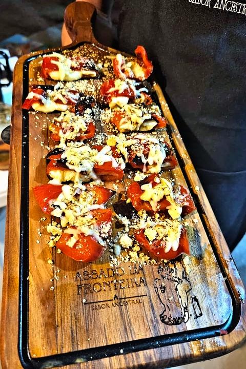 Pimentão recheno gratinado, servido na tábua