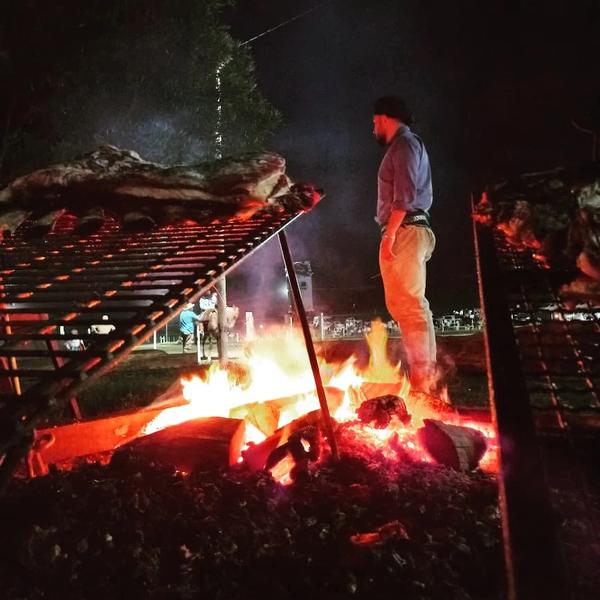 Parrilla acesa à noite
